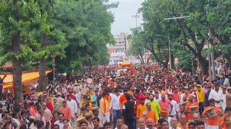 गोरखनाथ मंदिर से निकली सीएम योगी आद‍ित्‍यनाथ की भव्य व‍िजय शोभायात्रा