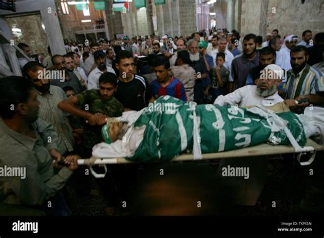 Los Dolientes Palestinos Llevan Los Cuerpos De Militantes De Hamas