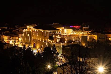 Mercatini Di Natale Nel Castello Dellettore Nel Borgo Fantasma Di