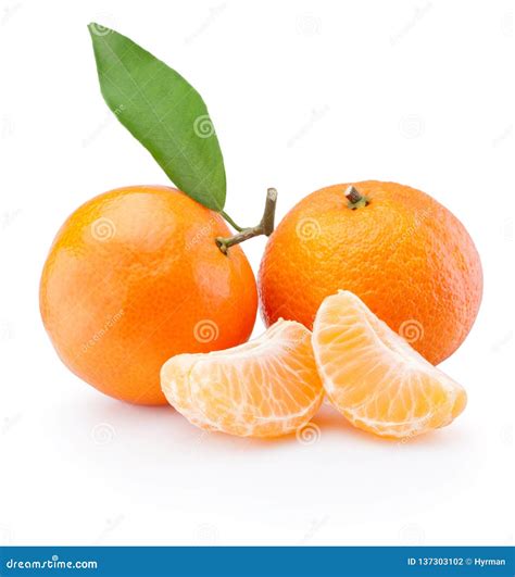 Duas Tangerinas Folhas E Partes Descascadas No Fundo Branco Foto De