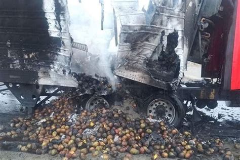 Áncash tráiler cargado de mangos se incendia en la Panamericana Norte