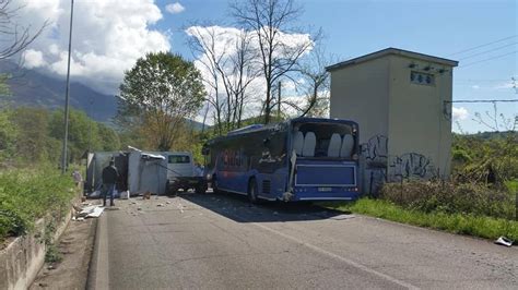 Scontro Tra Camion E Bus Cotral Su Via Prenestina Strada Bloccata