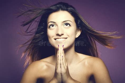 Retrato De La Mujer Morena Atractiva Joven Con Las Manos Dobladas Foto