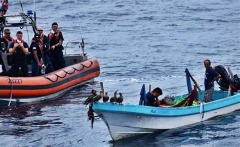 Guardia Costera De Eu Rescata A Dos Náufragos Frente A Costa De