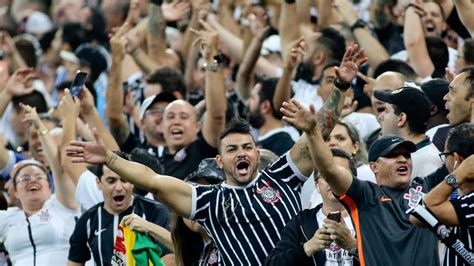 Possível chegada de novos estrangeiros no Corinthians leva torcida à