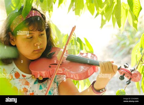 Enfant Qui Joue Du Violon Banque De Photographies Et Dimages à Haute