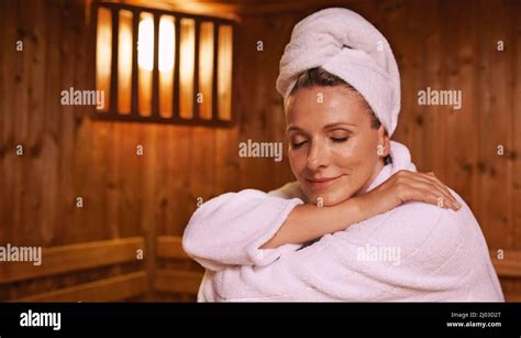 Vous Vous Sentirez Serein Dans Le Sauna Photo Dune Femme Mûre Dans Un