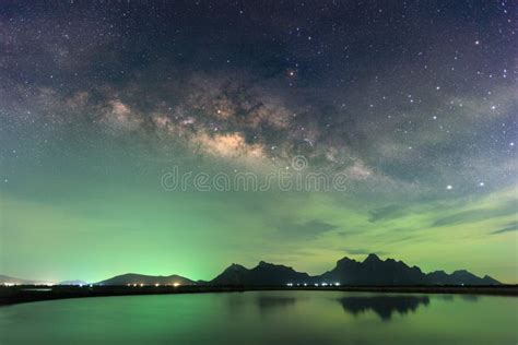 Céu Estrelado Da Noite Bonita Via Látea De Aumentação Sobre O