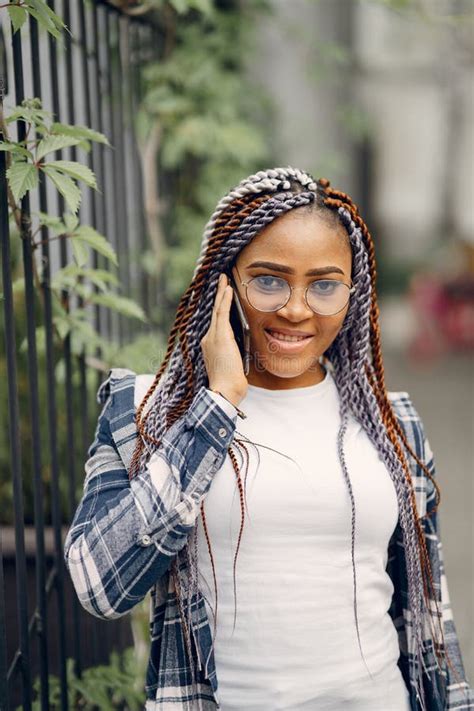 Portrait Belle Femme Africaine Souriante En Ville Closeup Photo Stock