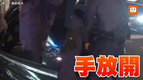 影／車藏槍彈！拒下車盤查 男辯身體卡住突踩油門暴衝 時事 聯合影音