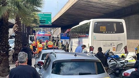 VÍDEO Cortan la Ronda de Dalt para rescatar a una víctima de un