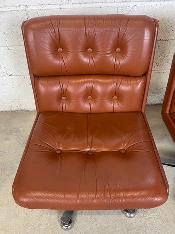 Paire De Fauteuils Vintage En Cuir Marron Fa Antikeo