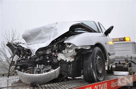 Zwei Personen bei Unfall auf Bundesstraße schwer verletzt