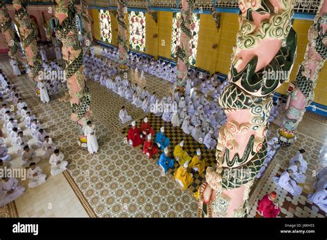 Vietnam Tay Ninh Cao Dai Tempel Portico Monks Priests Stock Photo