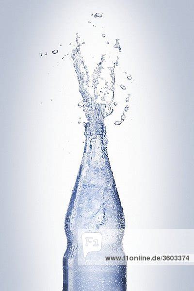 Wasser Spritzt Aus Flasche Lizenzfreies Bild Bildagentur F1online