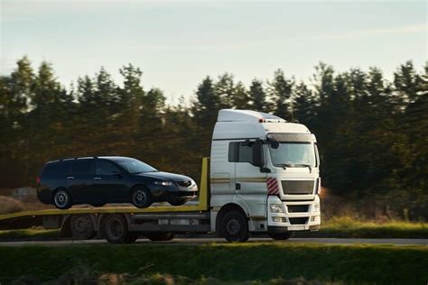 Ein abschleppwagen auf der öffentlichen straße ein abschleppwagen mit