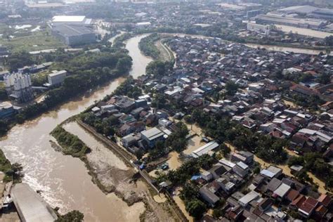 Masalah Klasik Banjir Pondok Gede Permai Ini Penyebab Sungai Dangkal