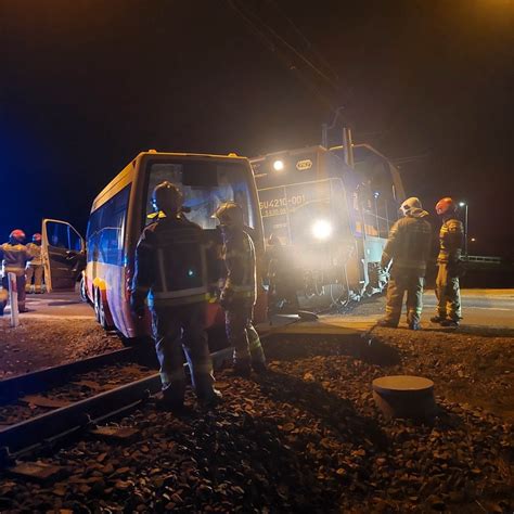 Miejski Autobus Wjecha Pod Lokomotyw Pkp Intercity Zdj Cia Rynek