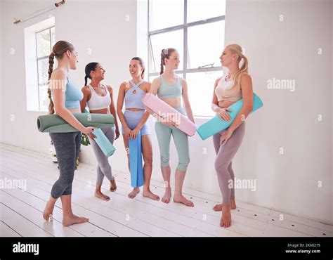 Des Amis Qui Parlent Avant Le Cours De Yoga Groupe De Femmes Liant