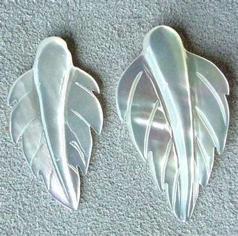 2 White Mother Of Pearls Shell Leaf Pendant Beads 4326C