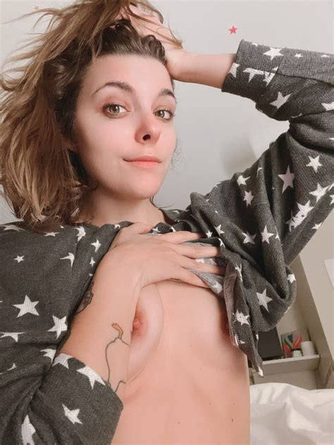 Envy Anne Susp 500K On Twitter Taking Nudes In Your Bed From