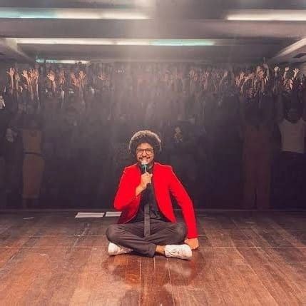 COMEDIANTE BAIANO JOÃO PIMENTA APRESENTA SOLO DE STAND UP COMEDY EM