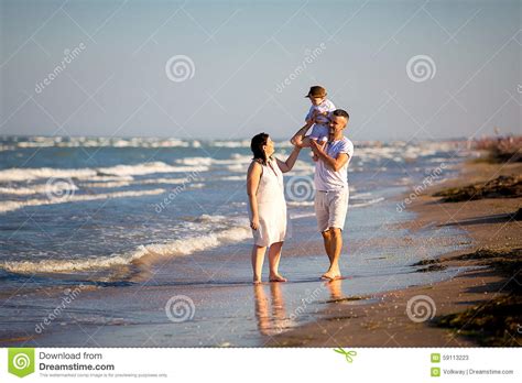 Familia Que Recorre En La Playa Imagen De Archivo Imagen De Cielo