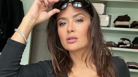 Con bata Salma Hayek mostró su silueta perfecta y subió la temperatura