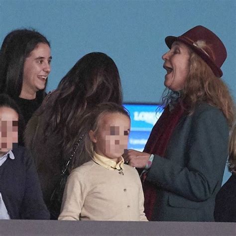 La Infanta Elena ríe divertida junto a Victoria Federica en el Madrid