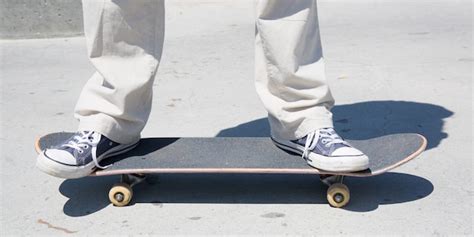 Cerca De Los Pies De Un Skater Mientras Patina Sobre Concreto En El