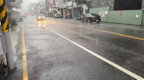 影暴雨襲南部！高雄巨蛋人孔蓋變「噴泉池」 屏東轎車淪「水上活動」 中天新聞網