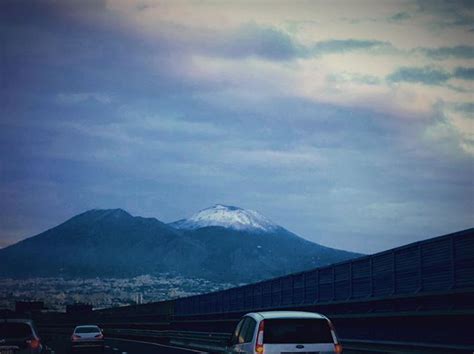 Napoli La Cima Del Vesuvio Imbiancata Dalla Neve GALLERY