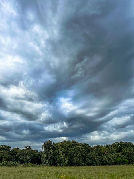 C U Nuvens De Tempestade Sobre O Campo De Cultivo Foto Premium