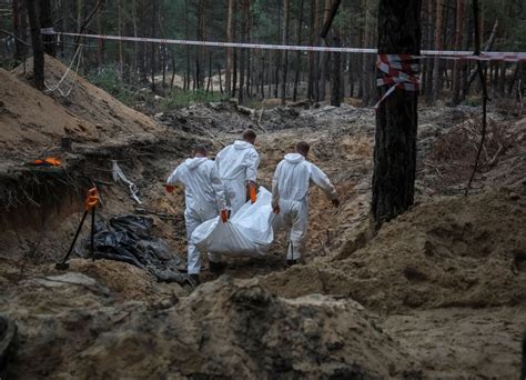 Wojna na Ukrainie Masowe groby w Izium Pochowana młoda rodzina z