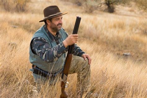 Chasseur En Tenue De Camouflage Avec Une Arme à Feu Pendant La Chasse à