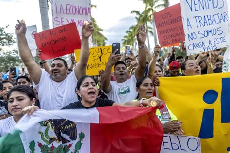 Cientos Protestan En Comunidad Agr Cola Contra Nueva Ley Migratoria De