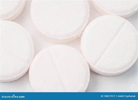 Pastillas Blancas Con Una LÃ­nea En El Medio Sobre Un Fondo Blanco