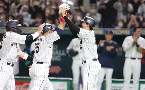 Wbc準々決勝＜日本・イタリア＞3回、3ランの岡本和をハイタッチで迎える大谷 （撮影・白鳥 佳樹） ― スポニチ Sponichi Annex 野球