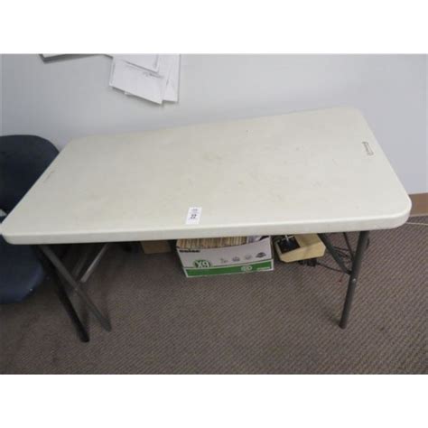 Rubbermaid 4 Folding Banquet Table