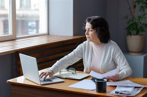 Mujer Mayor De Mediana Edad Sentada Con Una Computadora Port Til Y Un