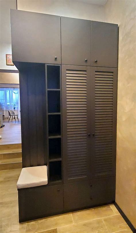 Коричневый шкаф в прихожую с мягким сиденьем, открытыми полками и ...