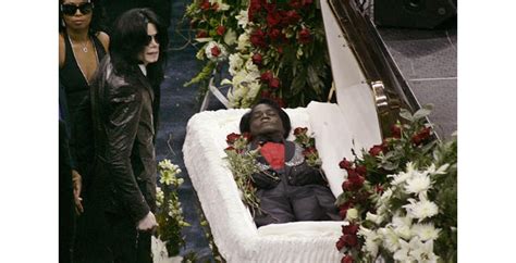 MyndBlow: 23 Photos Of Celebrity Open Casket Funerals That Will Shock You