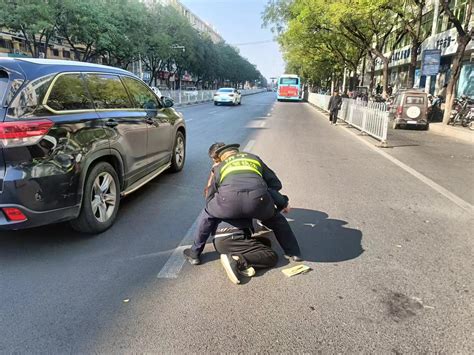 济宁市城市管理局 城管正能量 老人摔倒无人扶，执法队员上前救助