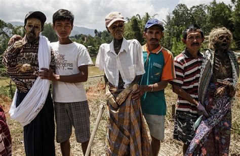 Festival De Manene Durante El Cual La Gente De Toraja Desentierra Los