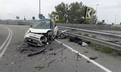 Il Monferrato Frontale In Tangenziale Quattro Feriti Ragazza