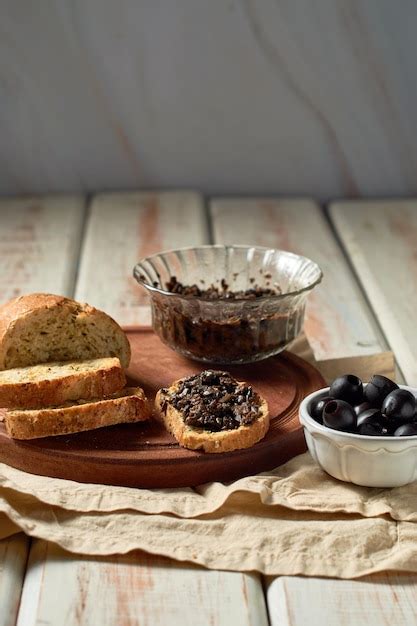 Crostini Casero Con Tapenade Tradicional Foto Premium