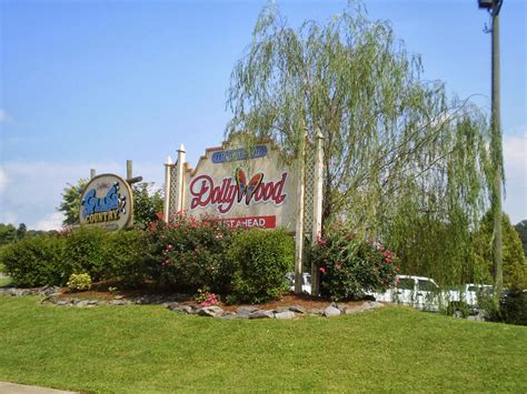 Dollywood Splash Country - A Thousand Country Roads