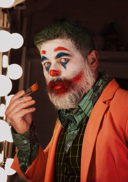 Maquiagem Palhaço Masculina - Retrato de um homem usando maquiagem de palhaço na frente do conceito ...