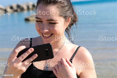 Photo Libre De Droit De Belle Fille Avec Des Taches De Rousseur Souriant À Lappareilphoto Selfie