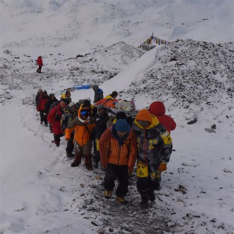 Here’s How Climbers Remove Dead Bodies from Mount Everest